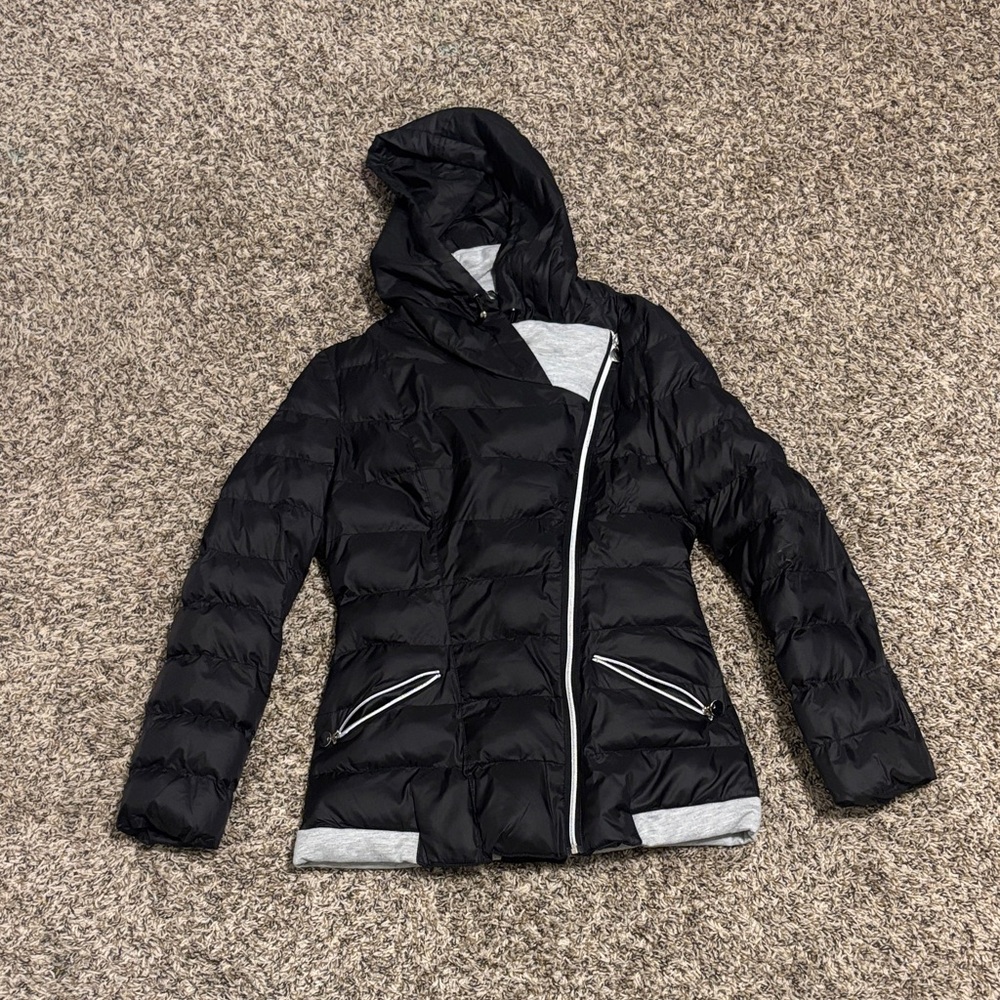 Elegant Black Puffer Jacket with Gray Accents